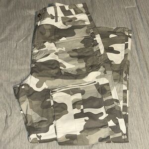 Fashion Nova Women’s Wide Leg Cargo Pants - Grey Camo - Size 1x